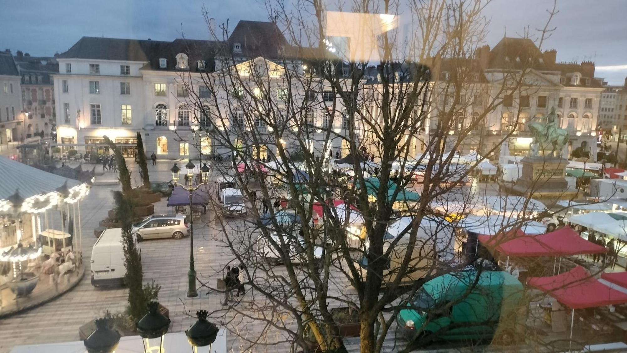 אורליאן Appartement Avec Belle Vue Sur La Place Du Martroi מראה חיצוני תמונה
